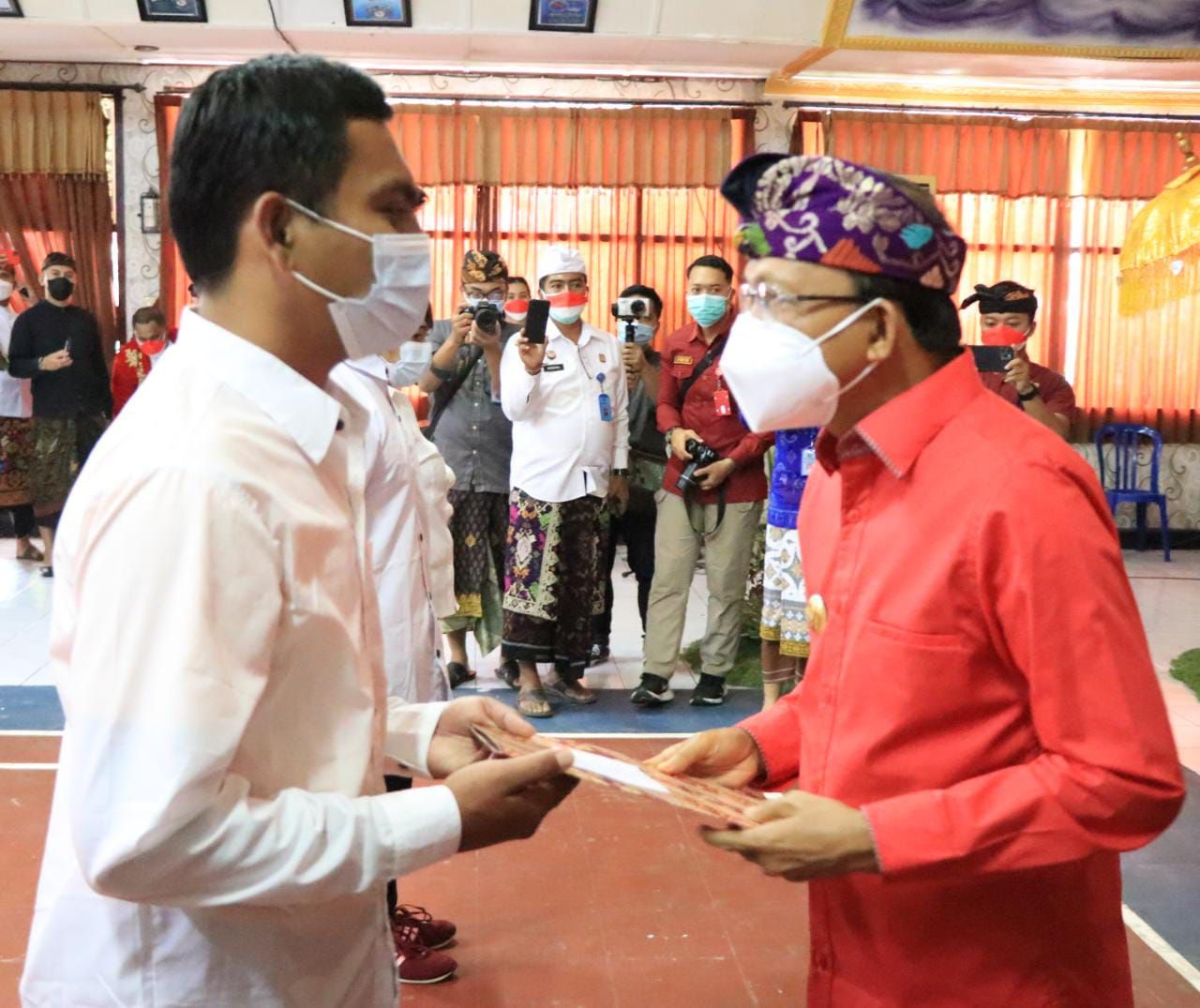 podiumnews.com-Gubernur Bali Serahkan Remisi HUT RI kepada Napi di Lapas Kerobokan